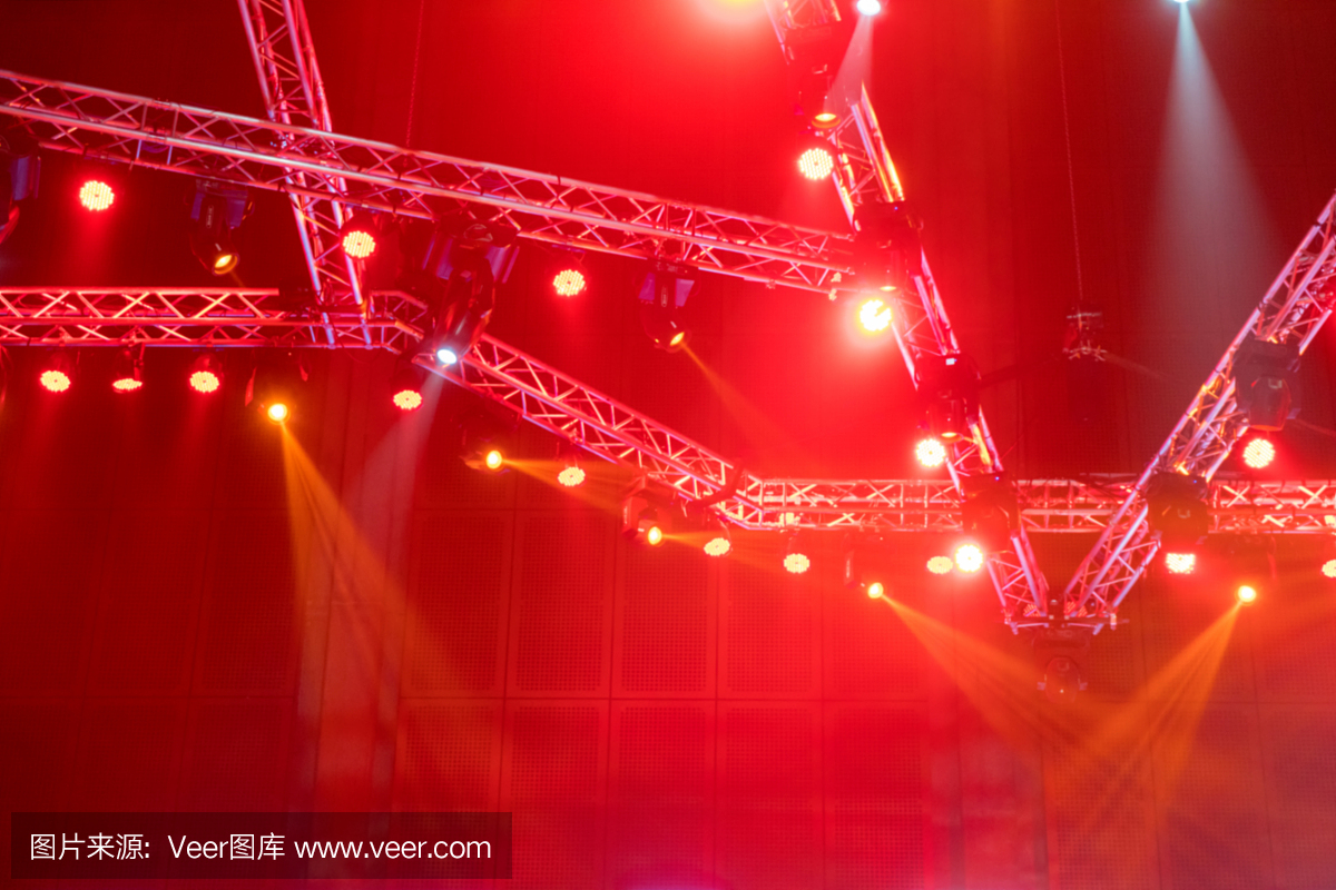 模糊的音乐会舞台灯光或使用激光光束的照明设备